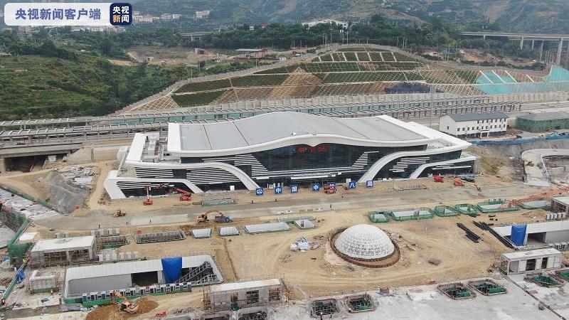 郑万高铁重庆段新建站房同日全部完工