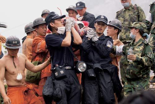 Police&nbsp;from&nbsp;the&nbsp;WAT&nbsp;team&nbsp;of&nbsp;Shenzhen&nbsp;City&nbsp;participat&nbsp;in&nbsp;the&nbsp;rescue&nbsp;operation&nbsp;in&nbsp;Hongbai&nbsp;Township,&nbsp;Shifang&nbsp;City,&nbsp;2008.