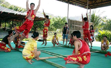 Li people are performing bamboo dance at the "Luhuitou (Deer Turning-Head)" park in Sanya on April 19, 2008. [Photo: CRIENGLISH.com / By Shen Siling]