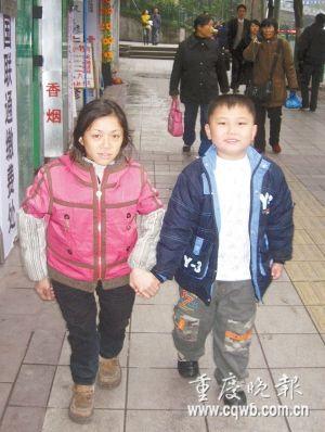 Four-year-old&nbsp;son&nbsp;proud&nbsp;of&nbsp;his&nbsp;"pocket-size"&nbsp;mother