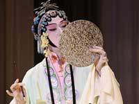 Kabuki japonés y ópera Kunqu china sobre el escenario