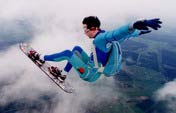 <b>������ð��֮�ã�ð�ռҡ�</b><br><br>��3000���׵ĸ߿������г��ˣ������Σ�յ��˶�����Ϊ���г��ˡ����г��˵�ѡ������̤�����յ���һ�̱����ף��پ�տ�ļ��գ�Ҳ���ܱ�֤�����İ�ȫ����Ƭ��¼�ģ���������һȺð�ռҵĹ��¡�<font color=FF6633>����ʱ�䣺2��13����21��40��������ʮ��</font>