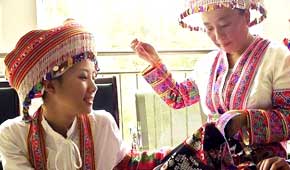 Red Miao embroidery shows high degree of time-honored skills 