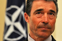 NATO chief says Gaddafi regime "clearly crumbling" 