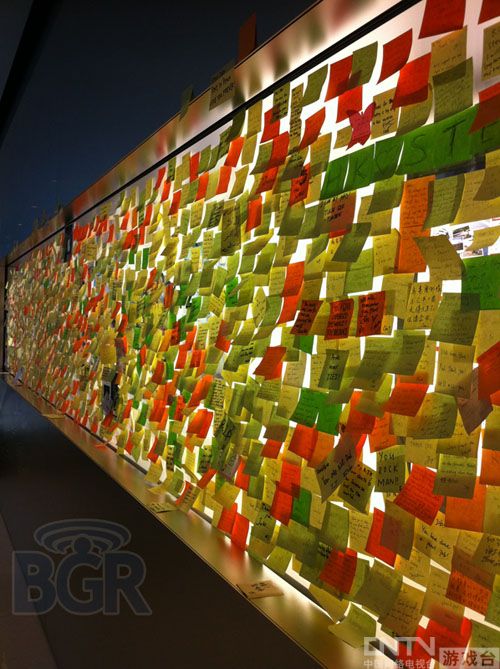 香港苹果零售店内贴满一面墙便签 悼念乔布斯