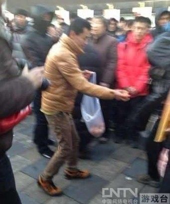 黄牛排队起冲突 北京三里屯苹果店关店停售iP