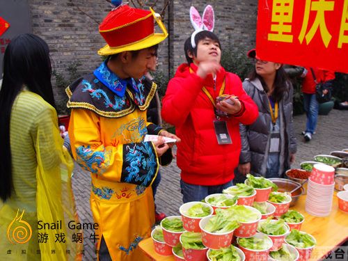 软妹子VS痴汉 蜗牛年会千人大COS_厂商新闻