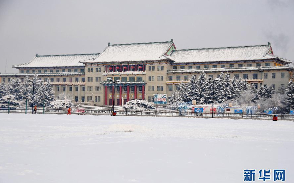 11月17日早晨,长春降雪暂停,这是吉林大学地质宫雪景.