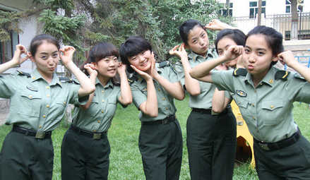 解放军超可爱90后女文艺兵卖萌