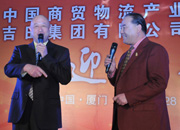中国铁路文工团相声演员陈寒柏（左）和他的搭档刘际表演相声《学歌星》.