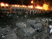 爆炸造成数十辆汽车被毁