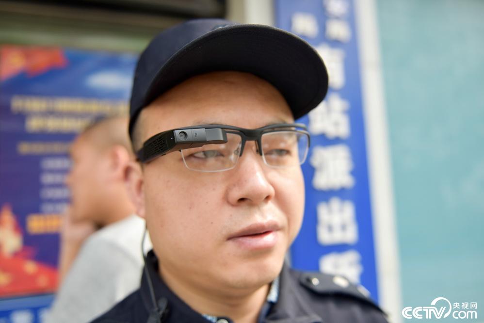 江西南昌:民警戴ar警务眼镜执勤 人群中可秒识逃犯