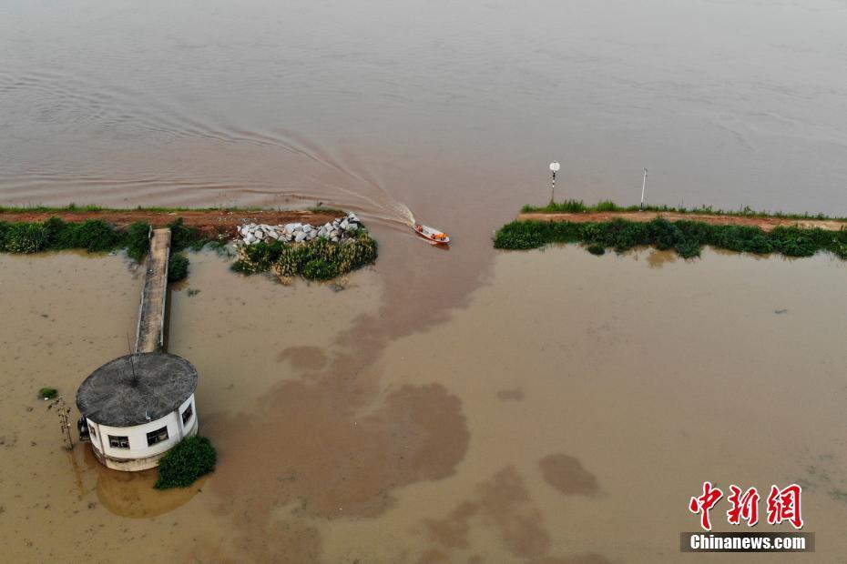 湘江衡山段干堤发生漫堤决口