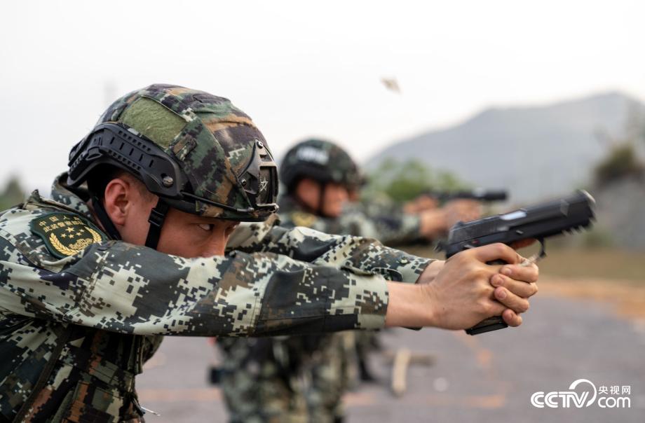 武警广西总队钦州支队实弹射击训练 提升一枪毙敌本领(7)