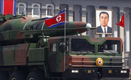 资料图：朝鲜阅兵展示远程弹道导弹