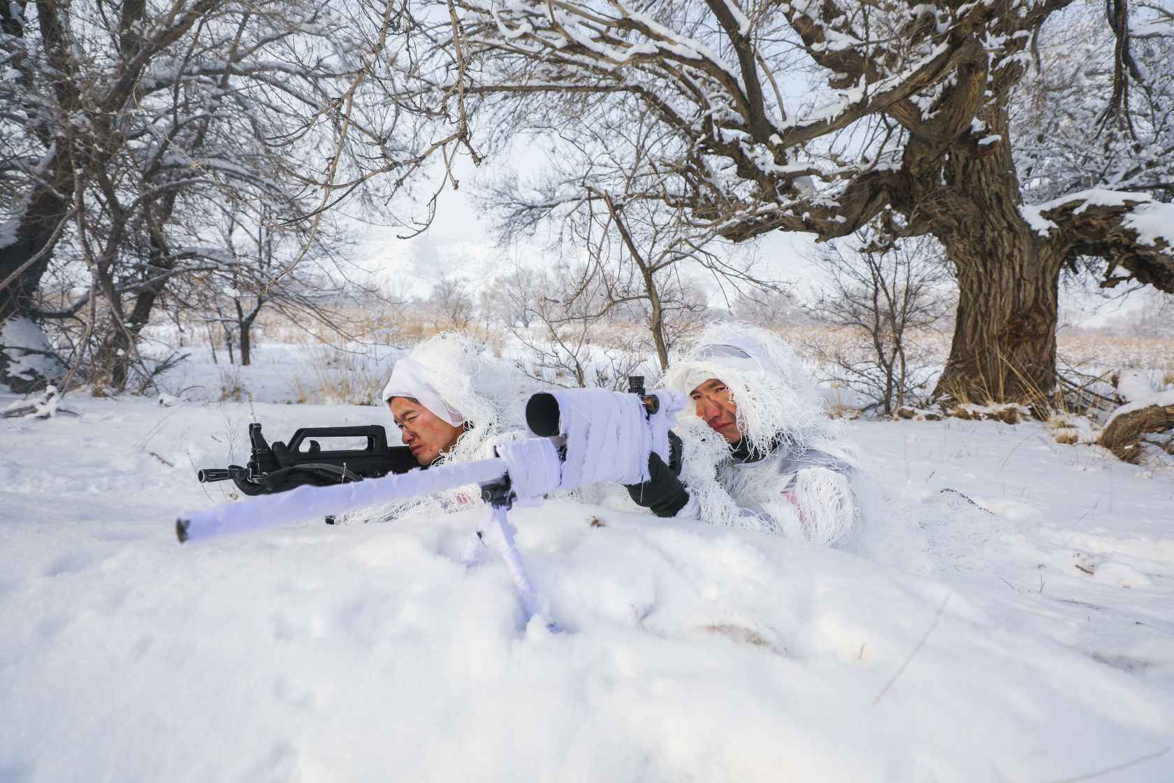 狙击手正在雪地伪装