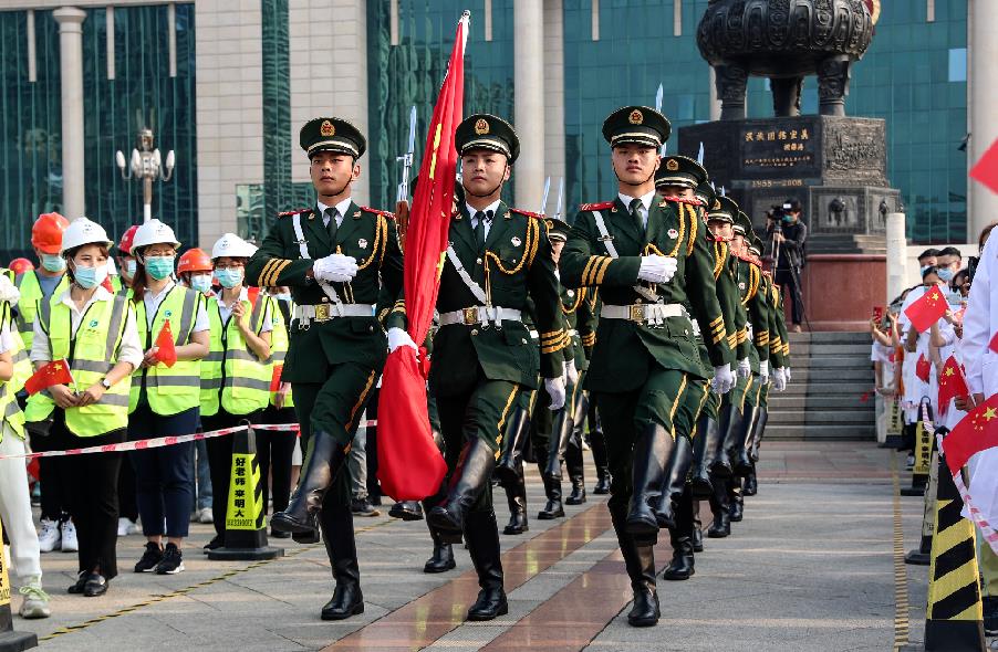 国旗班战士正在担负南宁市民族广场升旗任务。 董亚涛摄