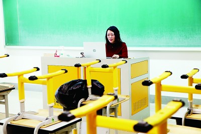 由于疫情提前一周放寒假后，北京二中老师在线上对学生进行期末测评。周良摄/光明图片
