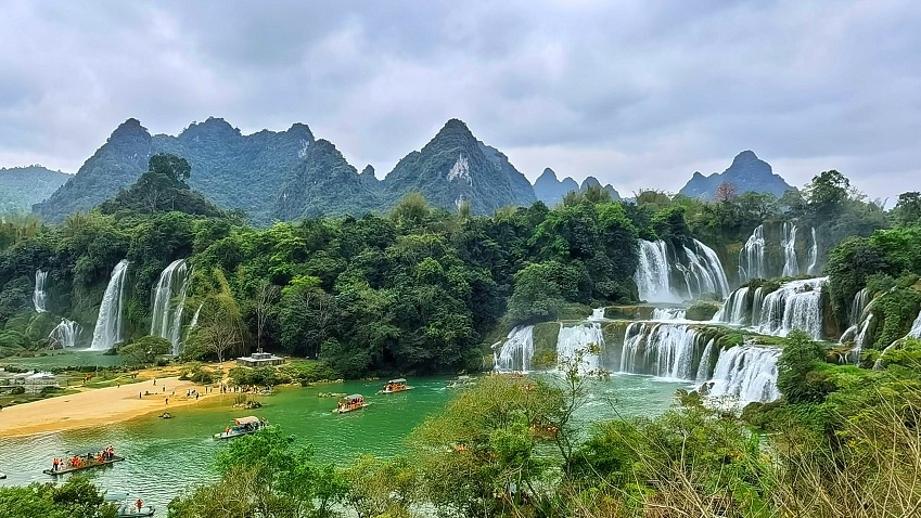 Spring arrives with a magnificent waterfall view in S China