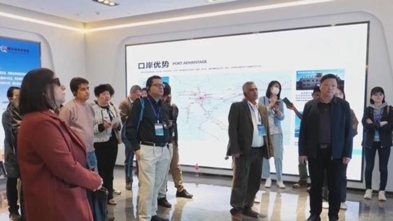 Int'l reporters experience Xinjiang's development firsthand
