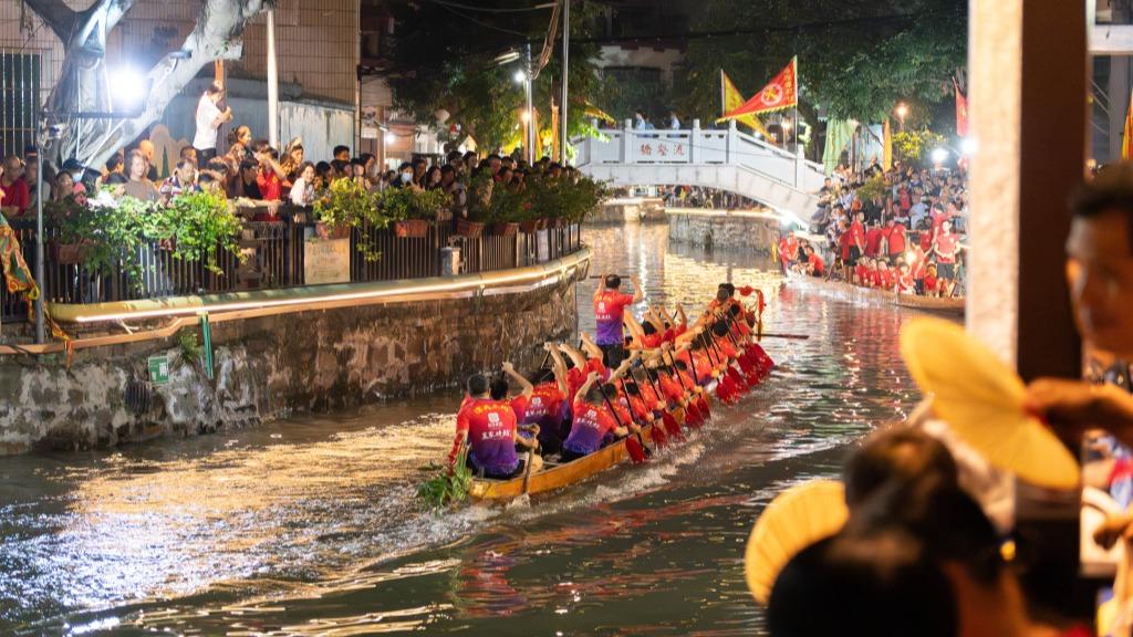 Night view of dragon boat race in S China's Guangdong