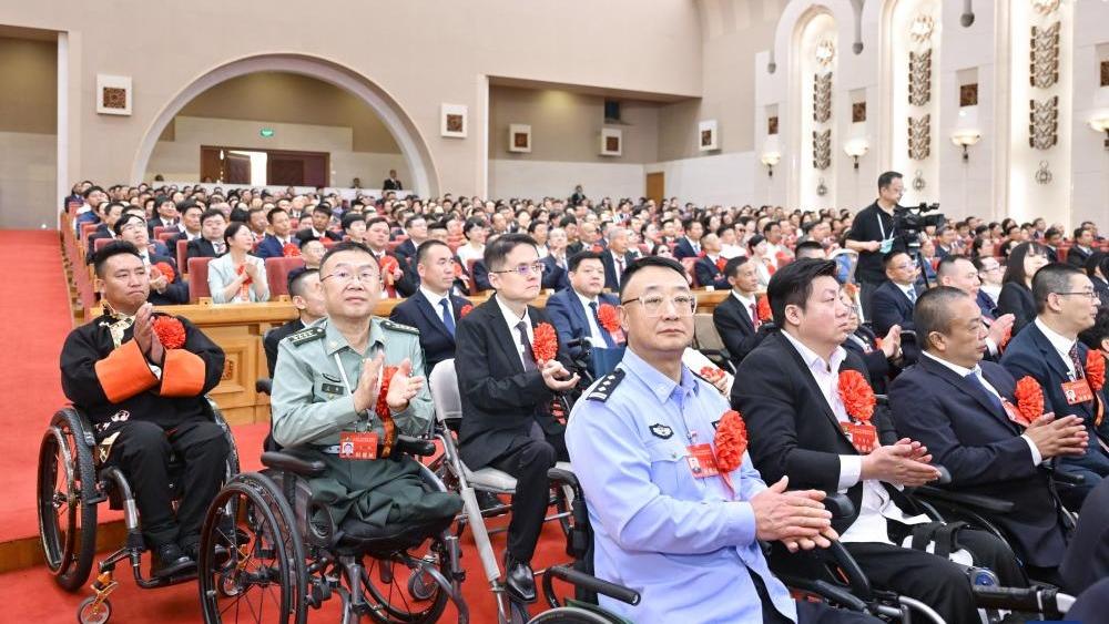 Gathering held in Beijing to commend role models with disabilities, their outstanding supporters