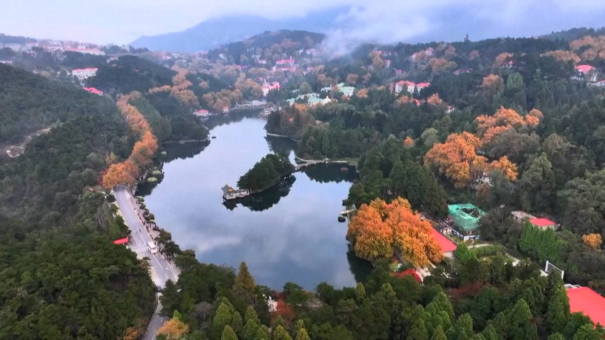 Mount Lushan in Jiangxi attracts tourists with autumn scenery