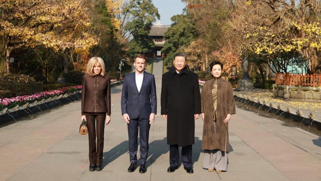 Xi, Macron have friendly exchanges in China's Chengdu