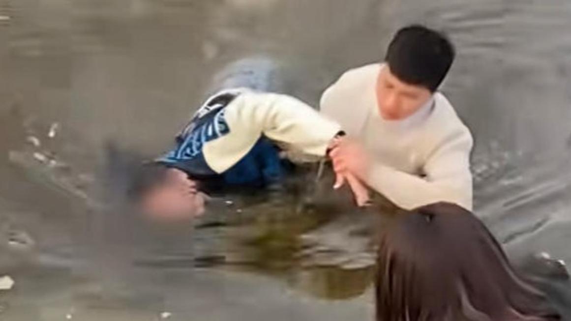 Local hero dives into freezing river to save trapped children