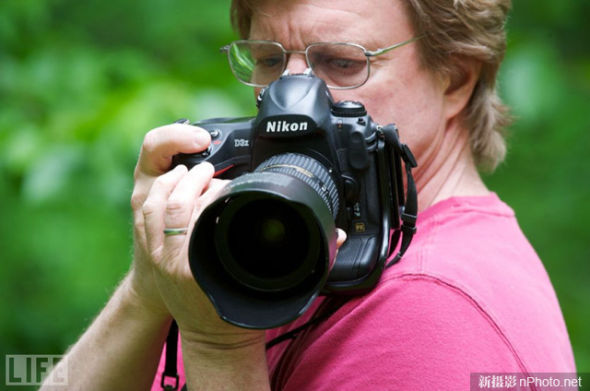 <em>摄影</em>器材:如何稳定握持数码单反相机_it台_中国