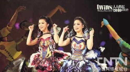 Twins十年后开唱依旧侧手翻 发放正能量