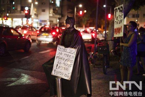 8月12日，一名以色列人身着蝙蝠侠装束抗议同伊朗开战（来源：路透社）