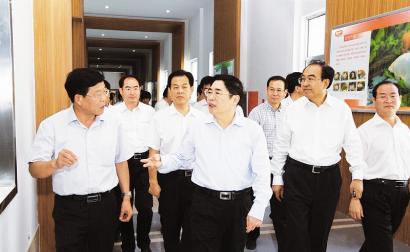 8月16日，袁纯清在阳泉市平定县福润禽业食品有限公司调研肉鸡屠宰加工项目建设情况。