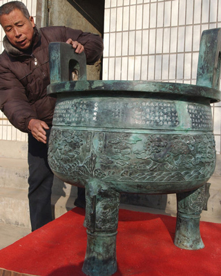 农民王三妮在取消农业税的2006年，铸造了一尊“告别田赋鼎”；