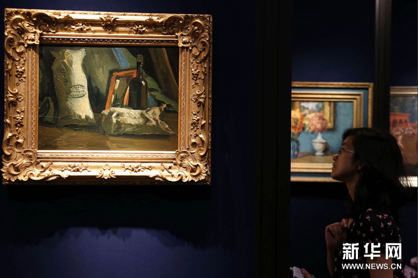 10月6日，观众在博览会上欣赏印象派大师梵高的油画作品《两个袋子及一个瓶子》。该作品创作于1884-1885年，估价4668万港币。