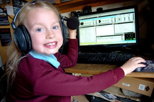 6岁女孩<em>爱</em>打碟混音 或成世界最年轻电台<em>DJ</em>_经