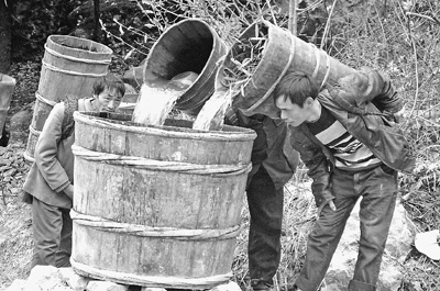 别了,背水桶(身边故事看十年)_科学发展 成就辉煌_共产党员网