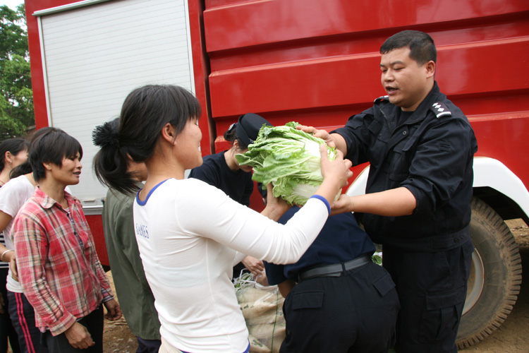 广西崇左市公安局江州分局副政委周贤良给群众送蔬菜