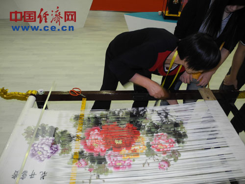 游客观赏永春纸织画