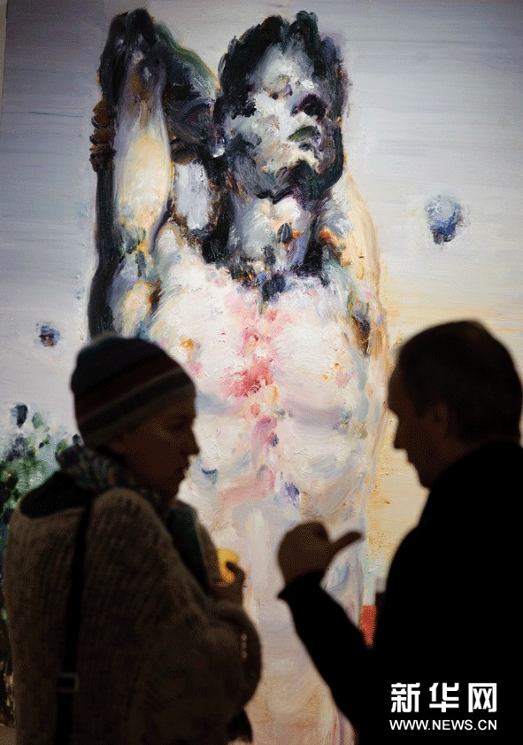  11月6日，参观者在俄罗斯首都莫斯科举行的中国当代青年艺术家作品展上参观。