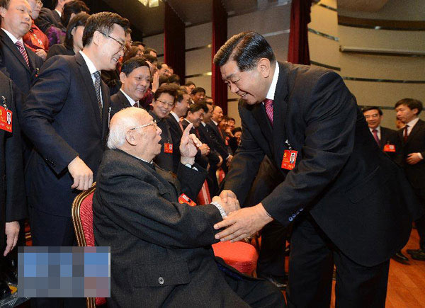 11月8日，贾庆林同志参加党的十八大北京代表团讨论。这是贾庆林与出席党的十八大最年长的代表焦若愚同志亲切握手。 新华社记者 刘建生 摄