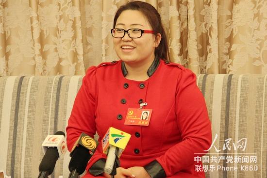 十八大代表、广东农民工代表阎文静接受媒体采访。