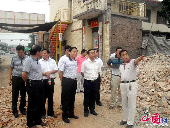 2011年7月13日，李建中（右一）向领导介绍旧村改造。