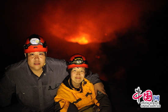 北京70后情侣火山探险 进入1190℃火山口内