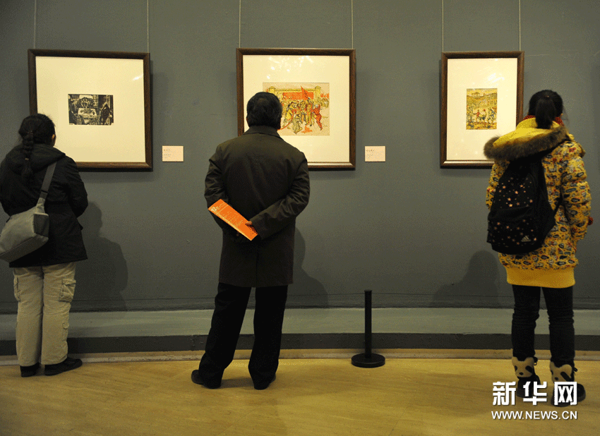 　（3）12月26日，几名观众在中国美术馆参观展出的张漾兮作品。