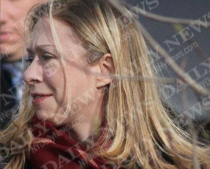 媒体称希拉里病房戒备严女儿探病神情担忧（图）