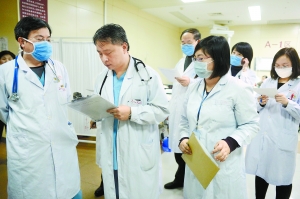北京朝阳医院:16张床的抢救室挤进47位病人