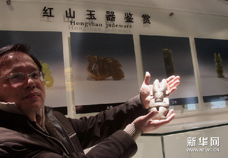 1月10日，苏州中学西马博物馆馆长闻一波在介绍史前红山文化玉器标本。新华网图片 汪永基 摄