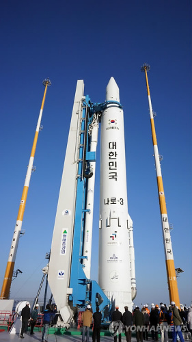 资料图片：韩国首枚运载火箭“罗老(KSLV-I)”号(韩联社)