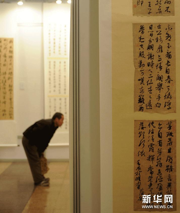 1月20日，观众在河北省博物馆参观行书作品。